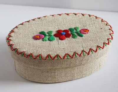 ハンガリー　カロチャ刺しゅうの布箱　オーバルSを開く