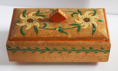 ドイツ　エーデルワイス模様の木箱を開く